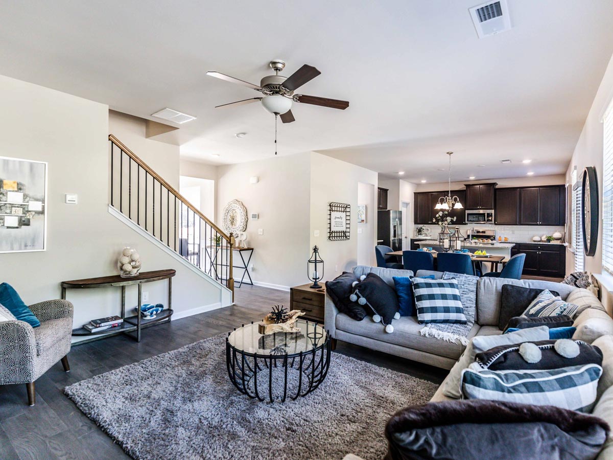 Khoảng cách từ bộ bàn ghế Sofa đến kệ Tivi cần phải được tính toán một cách cẩn thận