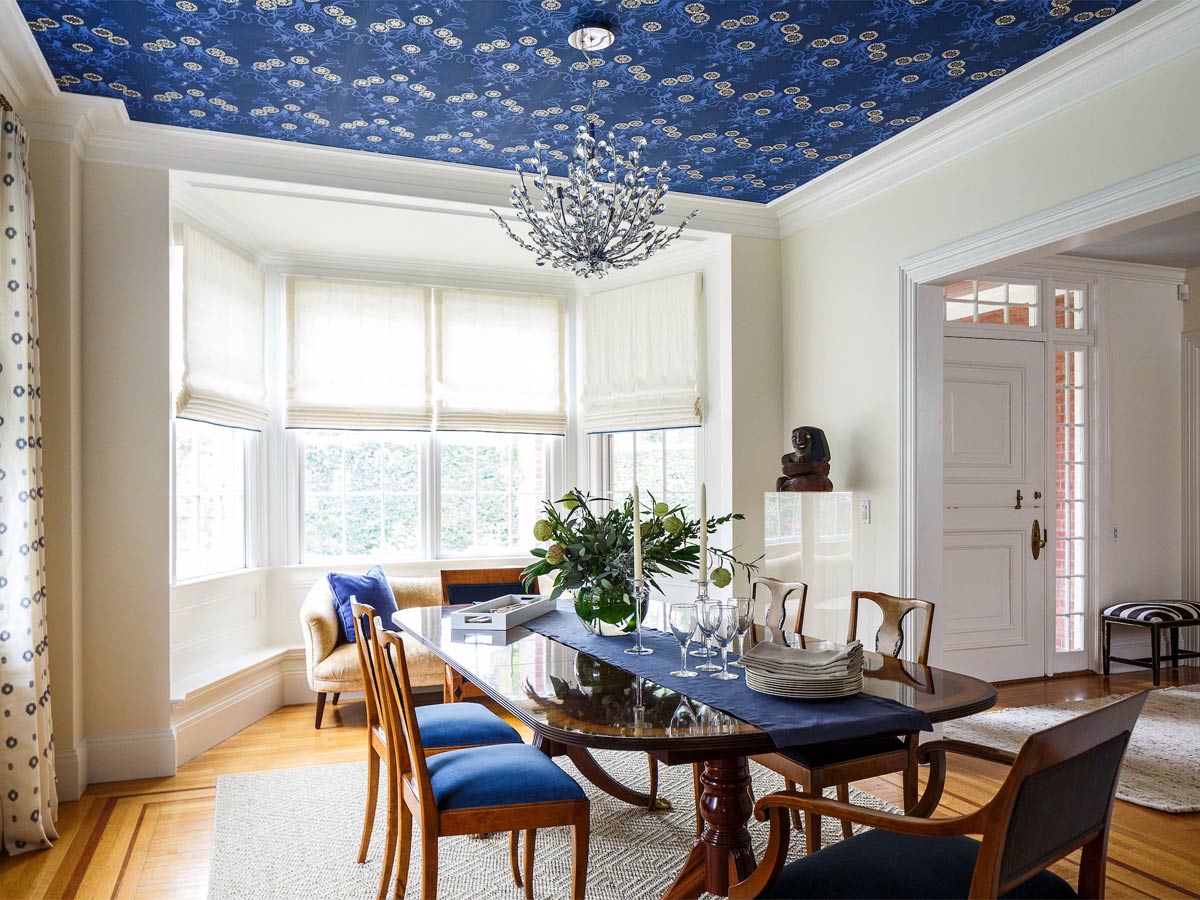 Hiện nay, các kiến trúc sư thường lựa chọn loại trần ốp bằng thạch cao nhưng sẽ làm mảng trần giữa cao hơn