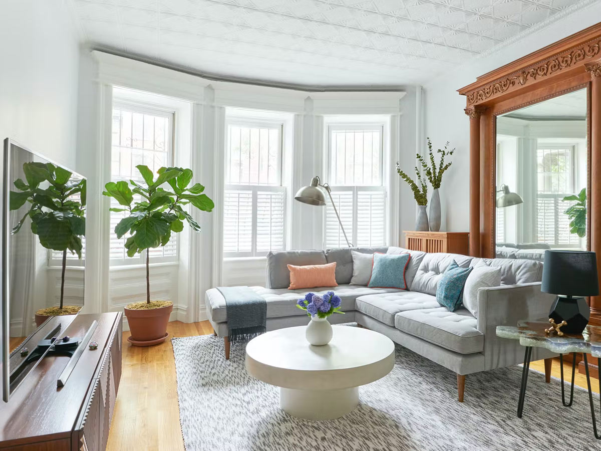 Cần phải cân nhắc việc sử dụng các món đồ sắc nhọn như dao, kiếm, cung,...