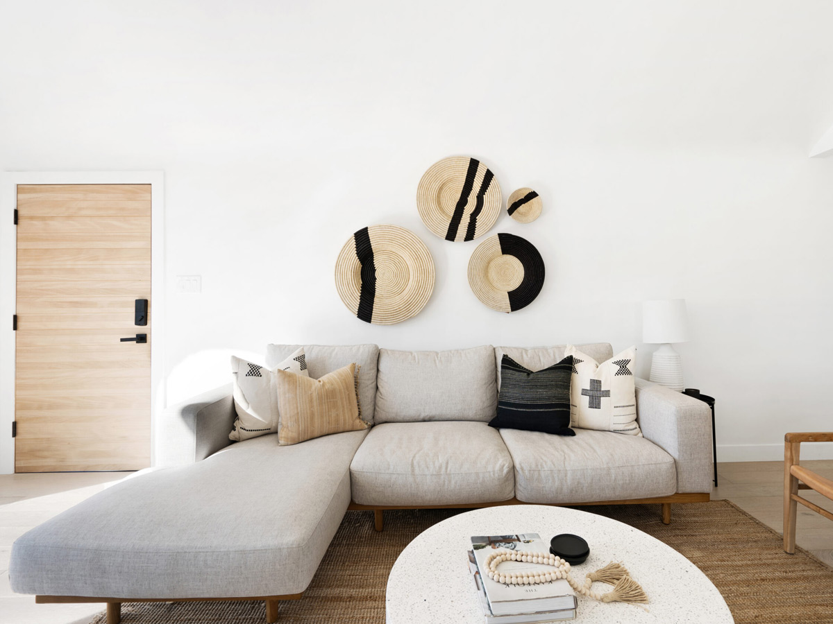 Đừng kê, bày trí đồ đạc quá dày hoặc quá mỏng và cũng không nên để vật dụng trong phòng khách chồng chéo lên nhau