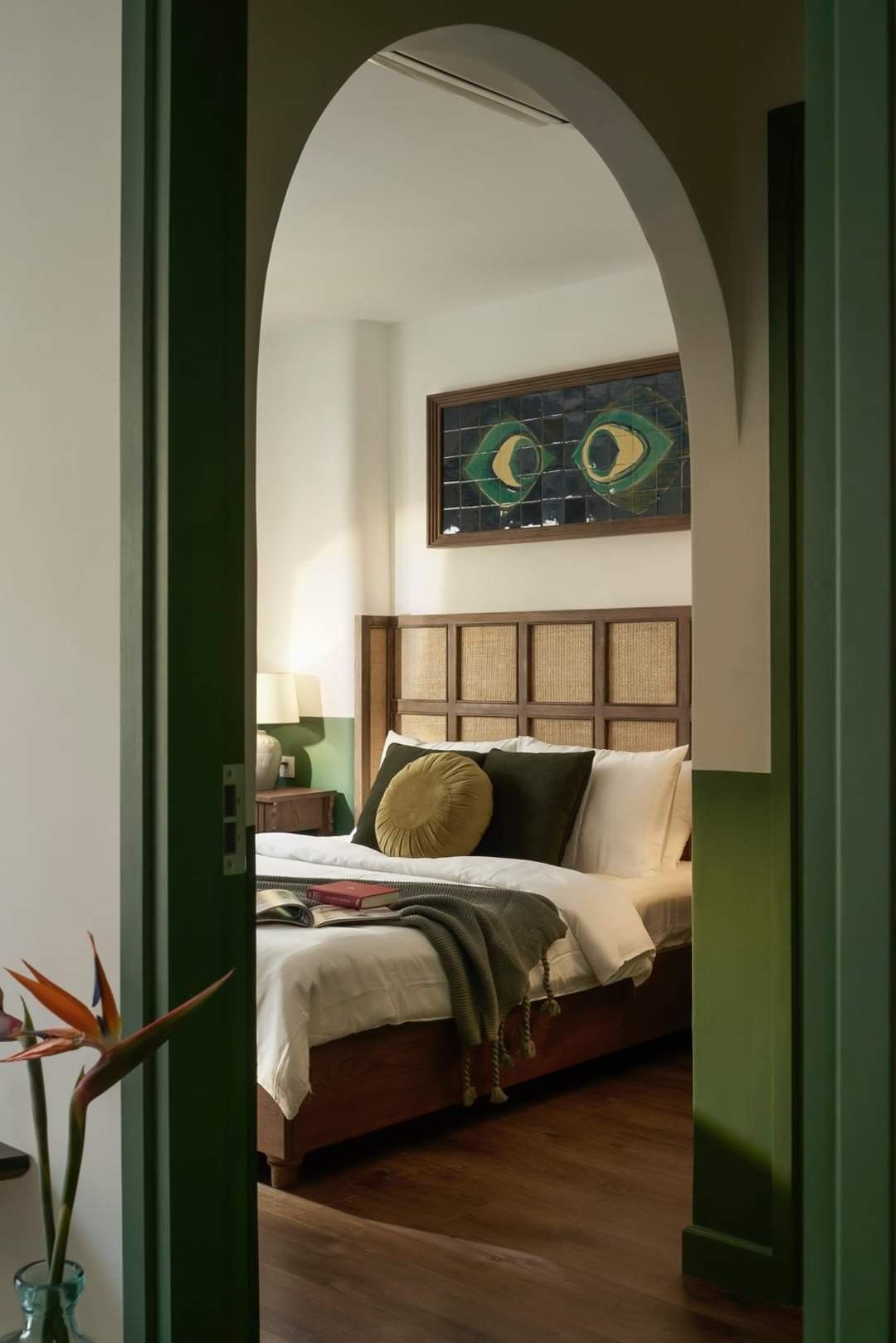 Bố cục và màu sắc phòng ngủ thể hiện sự sáng tạo của gia chủ