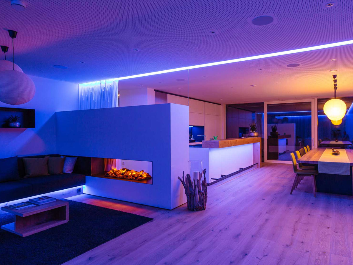 Đèn tường trang trí phòng khách luôn được đầu tư, chăm chút về mặt thiết kế nhằm tạo ra nhiều dòng sản phẩm độc lạ, phù hợp xu thế chung