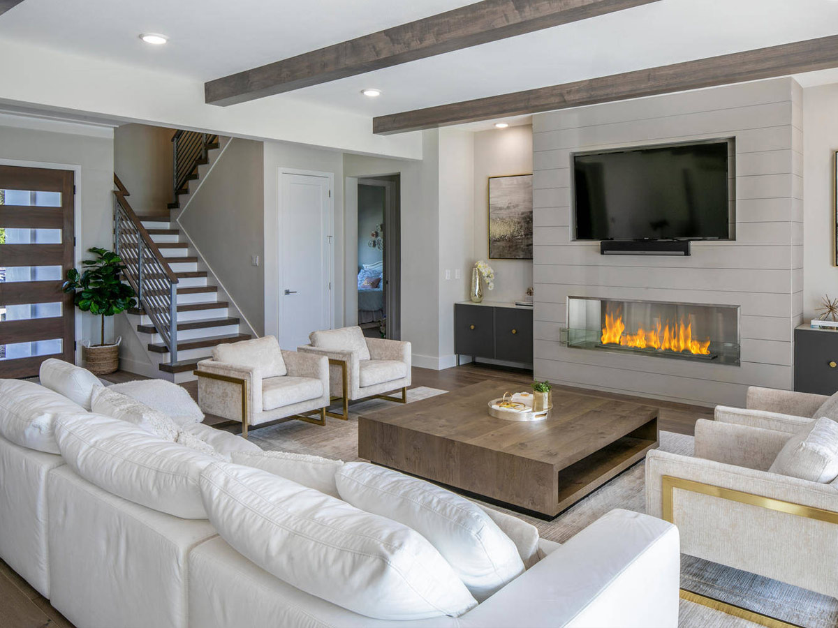 Sử dụng ánh sáng trắng để làm nổi bật lên sự phóng khoáng, thoáng đãng cho không gian phòng khách