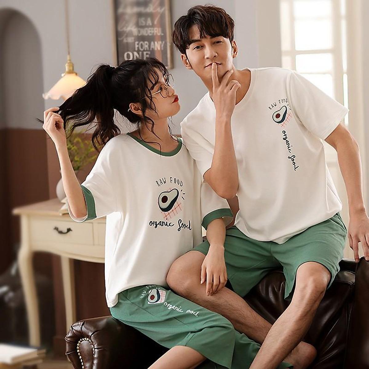 Vải cotton là chất liệu phổ biến để may đồ ngủ đôi và các loại quần áo khác