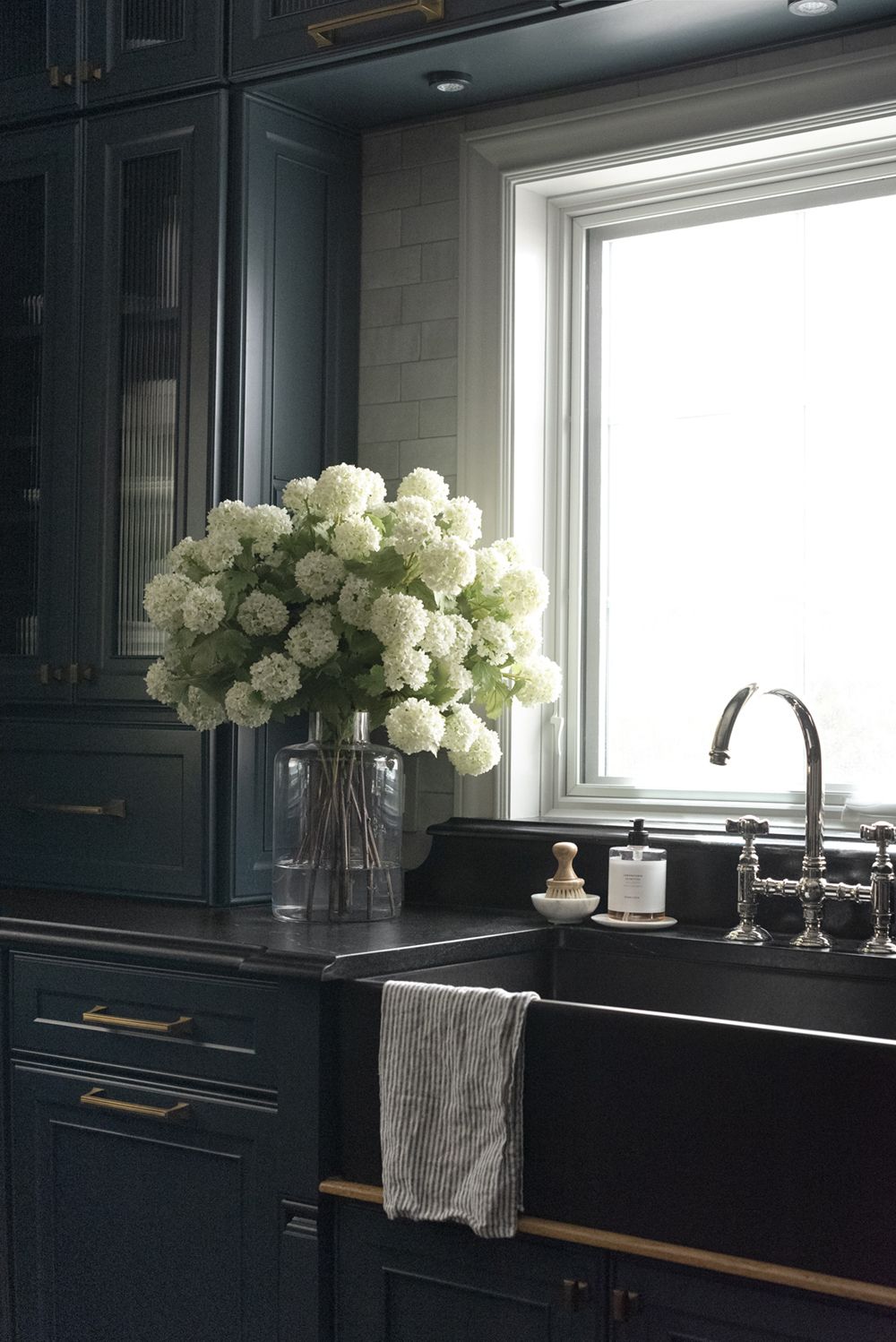 Hoa giả đa dạng mẫu mã, độc lạ về màu sắc