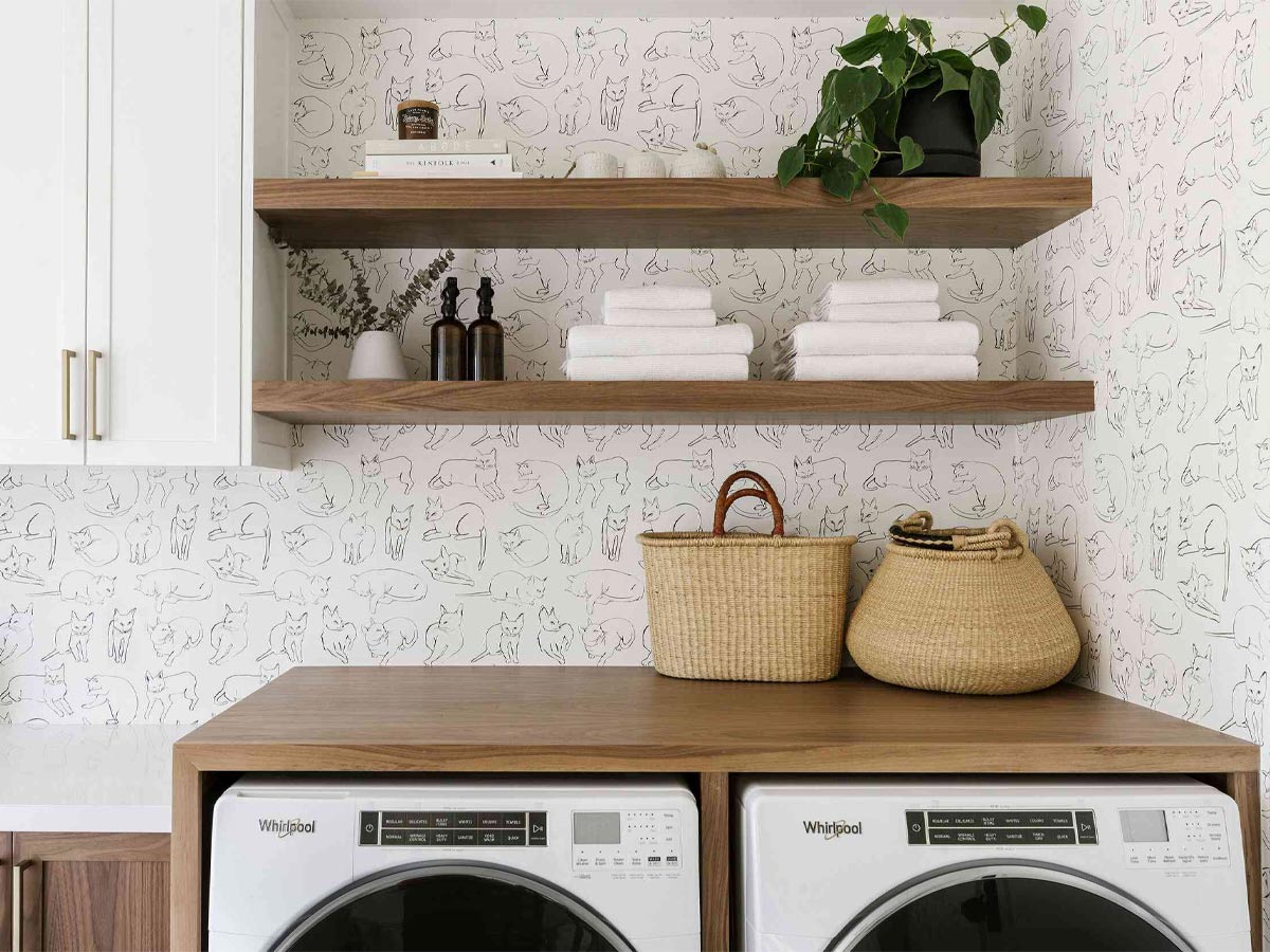 Kệ gỗ treo tường nhà bếp sẽ giúp bạn tiết kiệm kha khá diện tích trong căn nhà