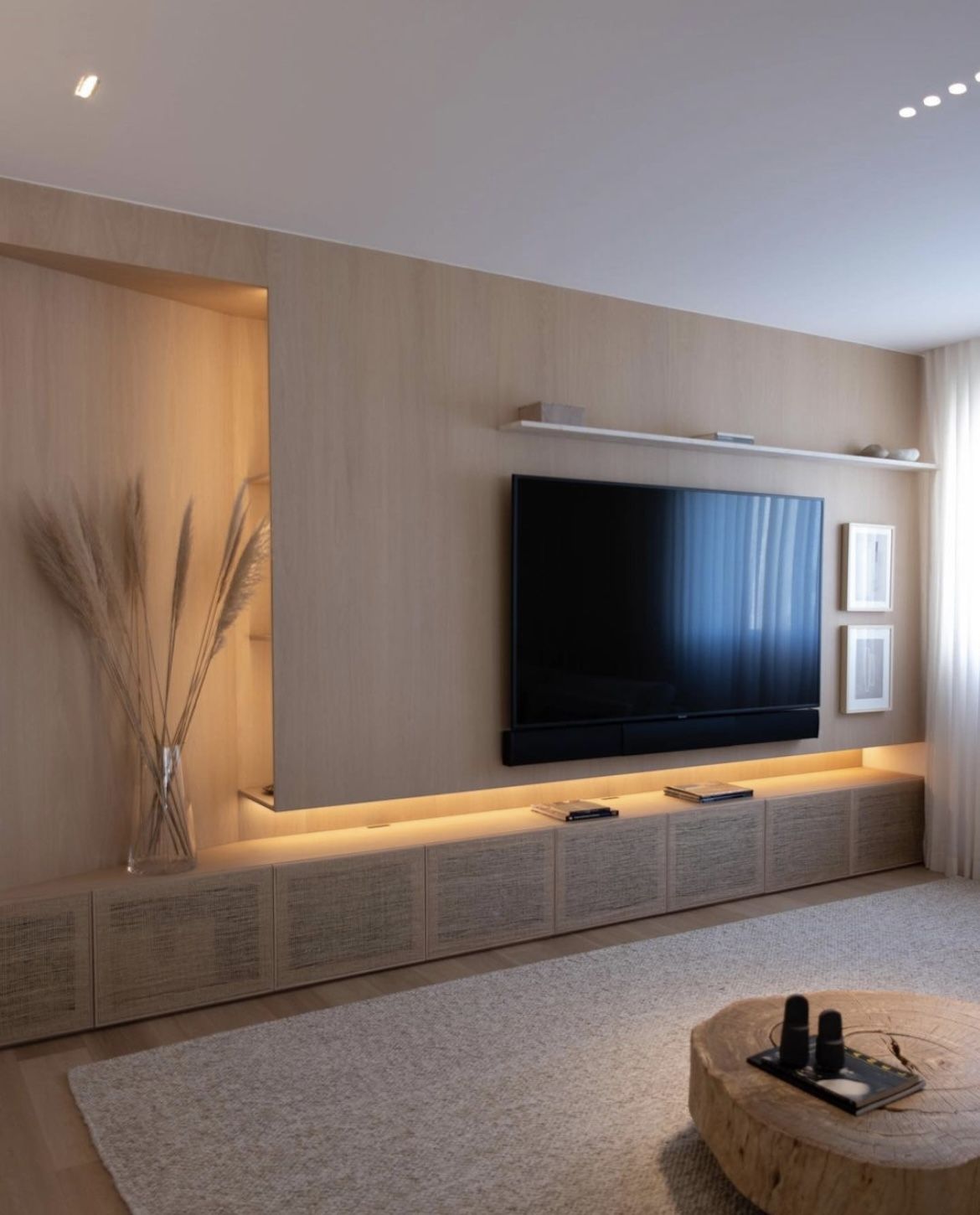 Kệ trang trí phòng khách giúp không gian gọn gàng hơn