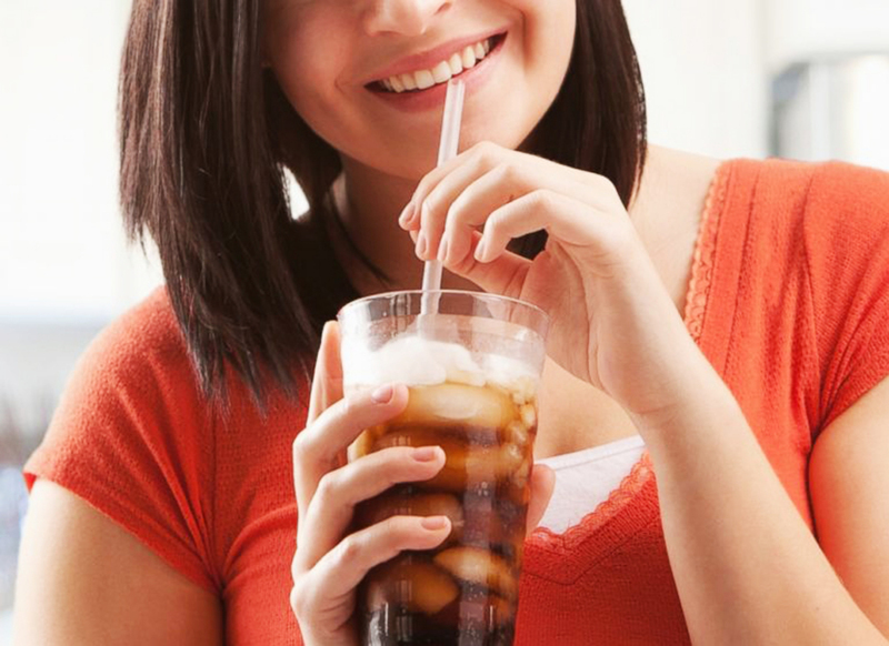 Cách dễ nhất để “trị” những cơn nấc cục là uống một ly Coke