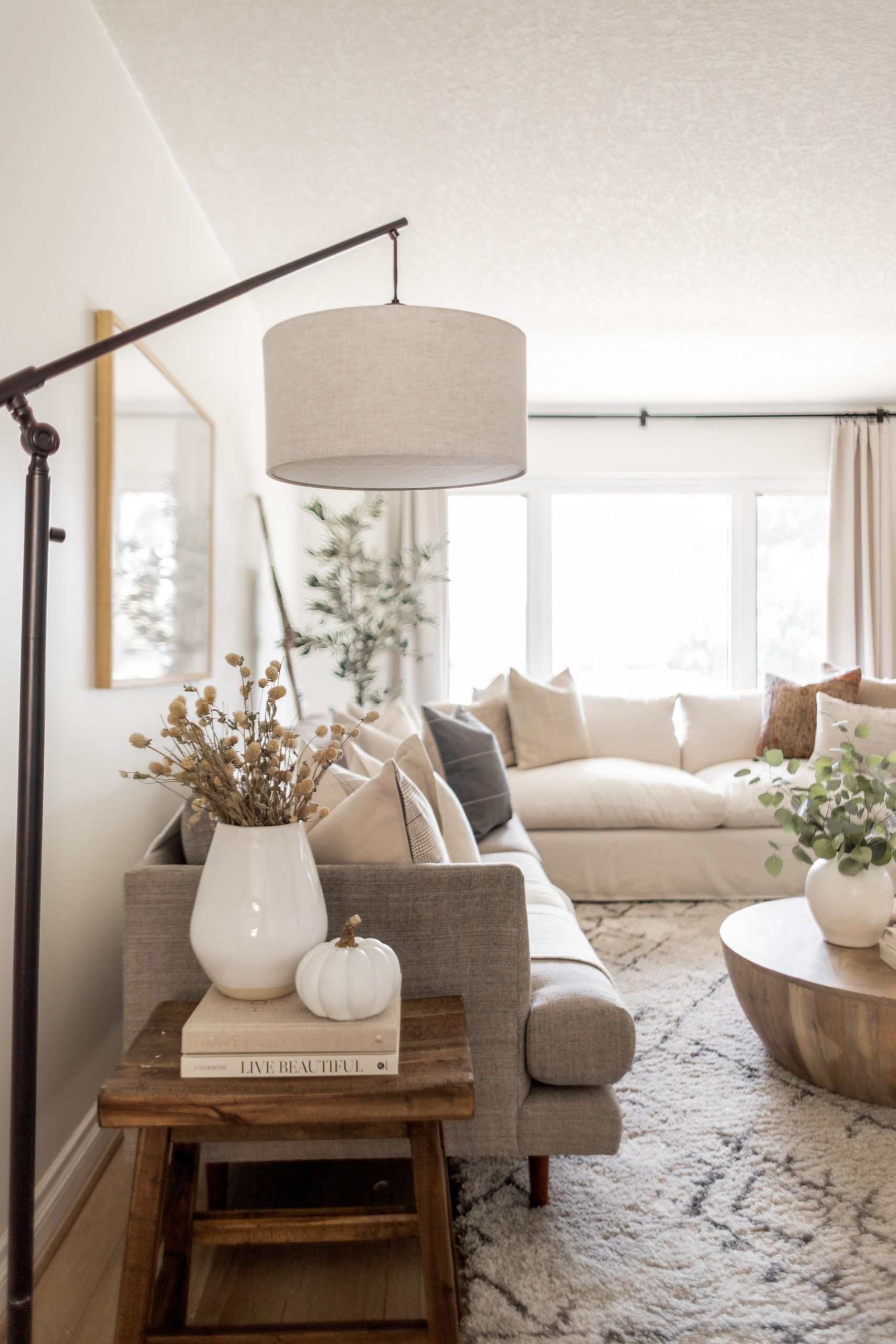 Mẫu lọ hoa trắng đơn giản nhưng mang lại vẻ đẹp tinh tế