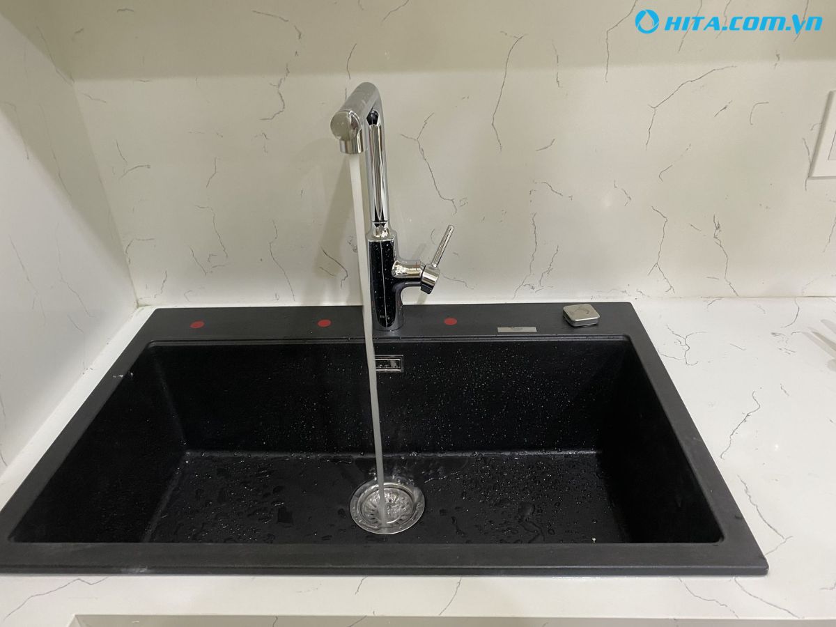 Chiều cao v&ograve;i ph&ugrave; hợp với chậu l&agrave;m d&ograve;ng nước sẽ &ecirc;m hơn, hạn chế bắn ra ngo&agrave;i