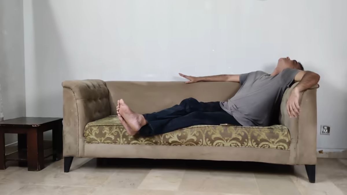 Sử dụng sofa c&oacute; độ s&acirc;u, lưng tựa v&agrave; tay vịn kh&ocirc;ng ph&ugrave; hợp với d&aacute;ng người dễ g&acirc;y mệt mỏi