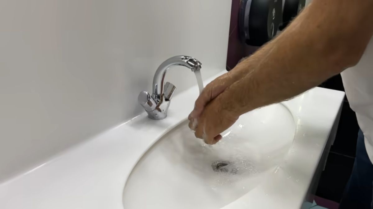 Chọn lavabo qu&aacute; n&ocirc;ng khi rửa tay dễ văng nước ra xung quanh