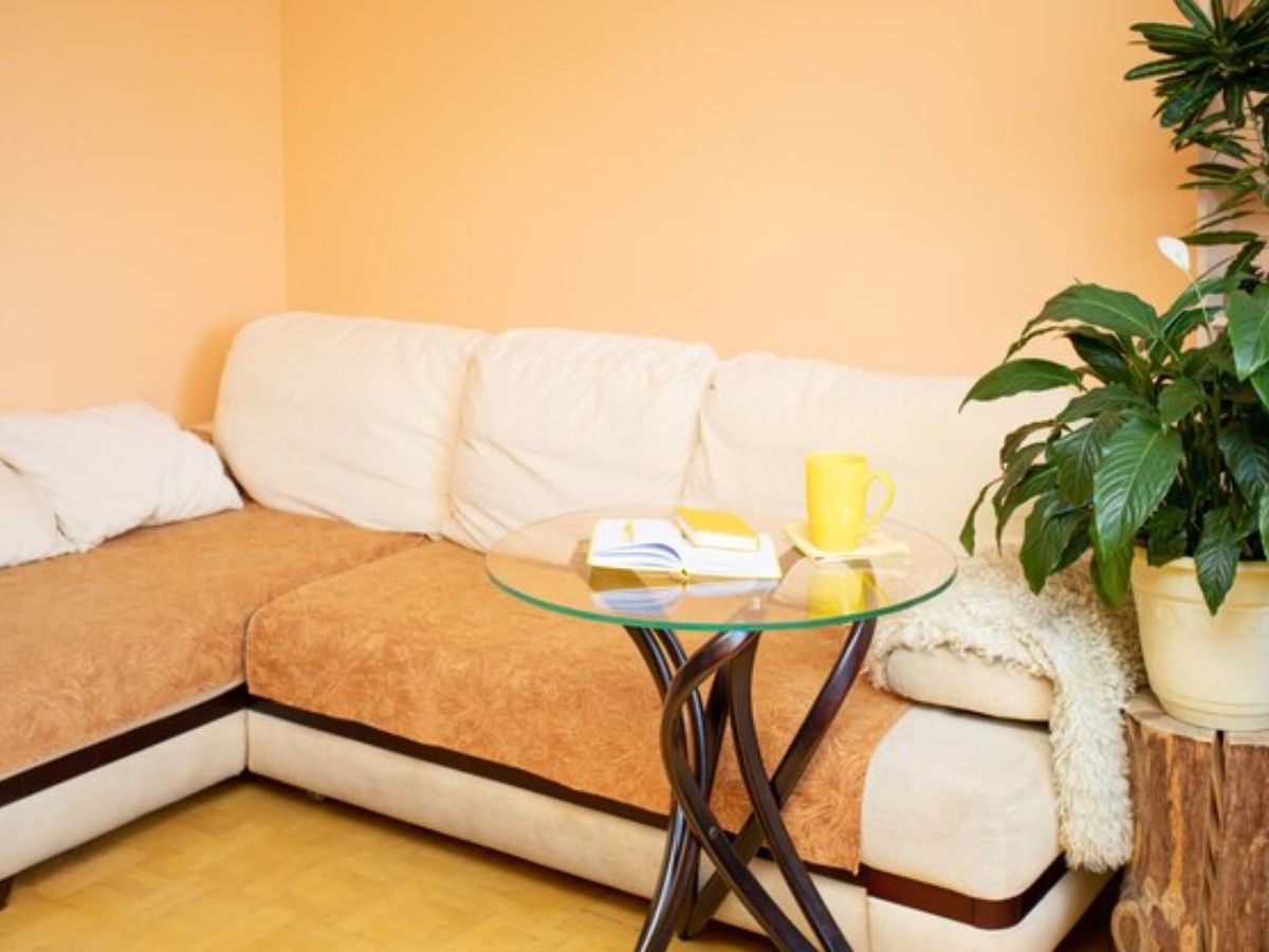 B&agrave;n tr&agrave; c&oacute; chiều cao kh&ocirc;ng ph&ugrave; hợp với sofa g&acirc;y ra nhiều bất tiện