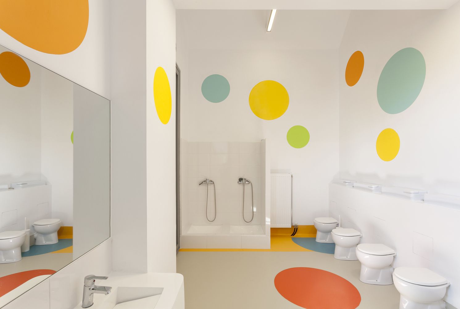 Mẫu trang trí nhà vệ sinh mầm non bằng các mảng màu