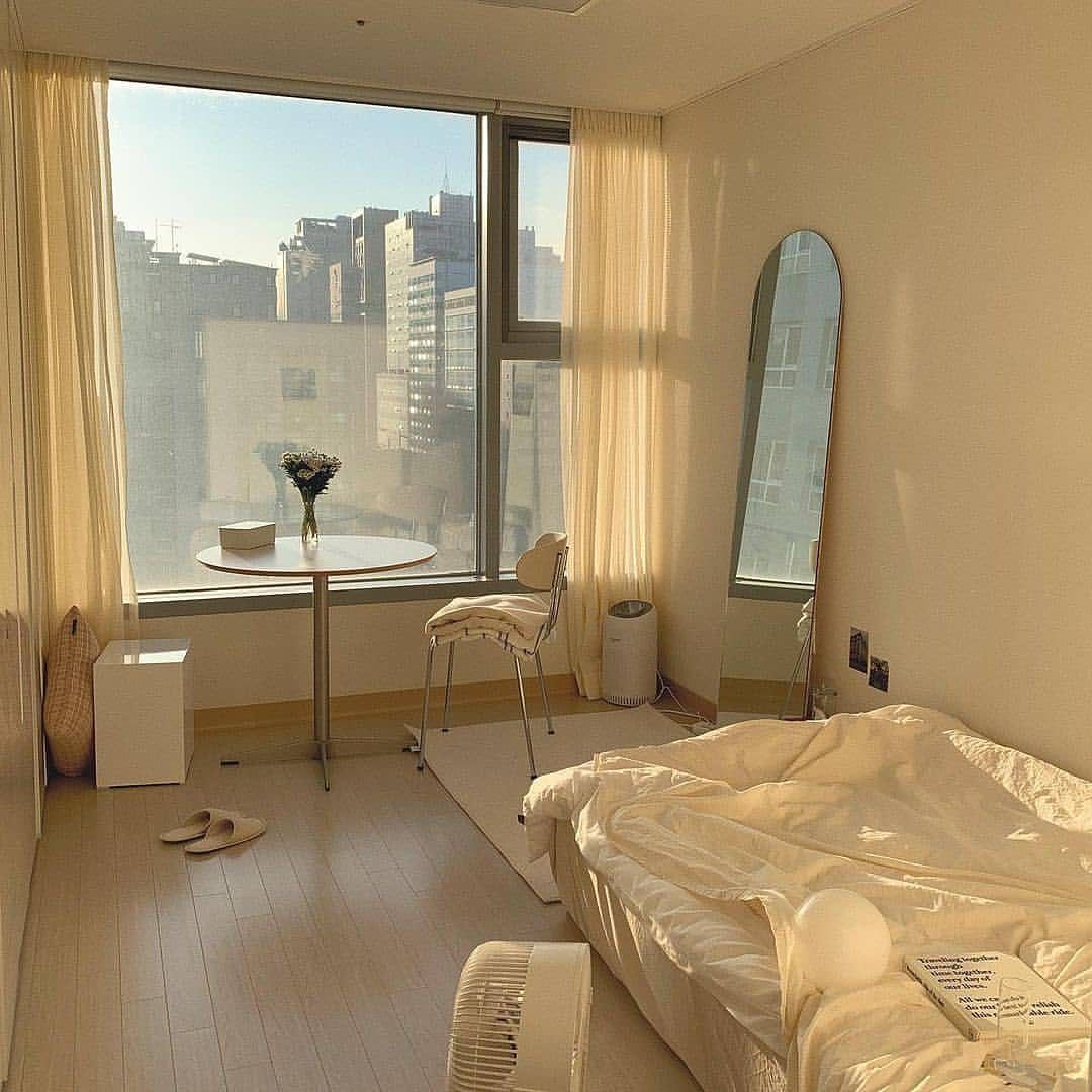 Cửa kính lớn giúp căn phòng thoáng và rộng rãi