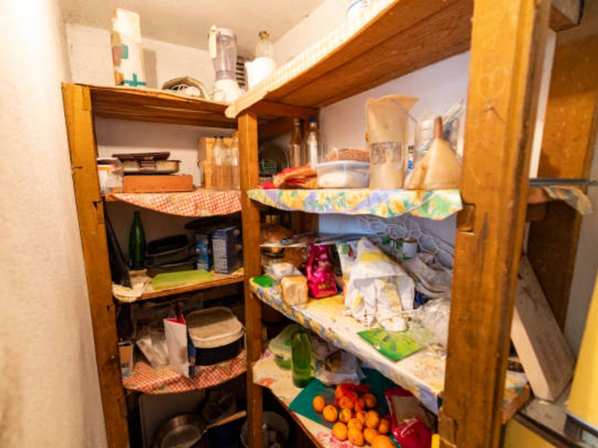 Lưu trữ qu&aacute; nhiều vật dụng khiến tủ bếp qu&aacute; tải v&agrave; lộn xộn