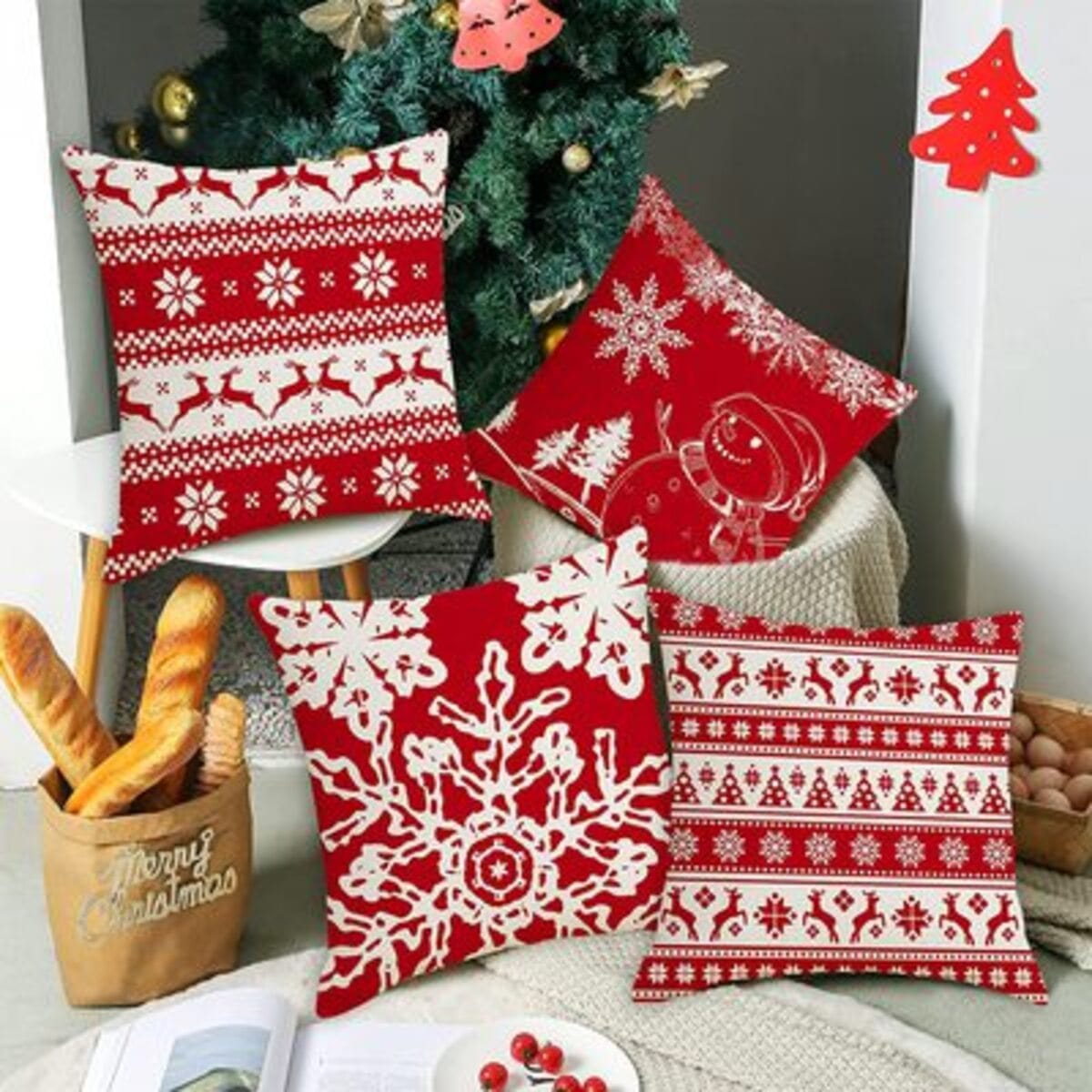 Những chiếc gối ôm mang đậm màu sắc giáng sinh như thế này cũng có thể trở thành trợ thủ đắc lực cho phòng khách thêm đẹp