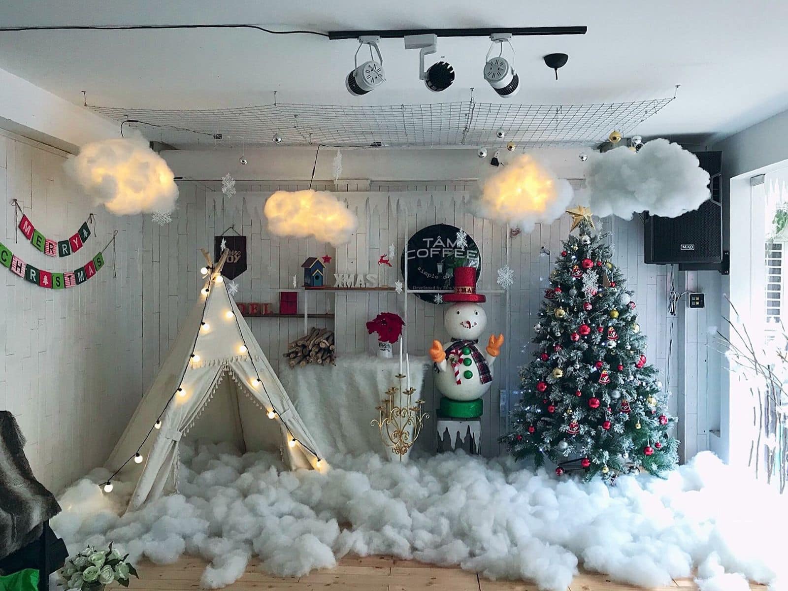 Sử dụng bông gòn tạo thành những đám mây mang đến sự thơ mộng cho phòng khách của bạn đêm giáng sinh