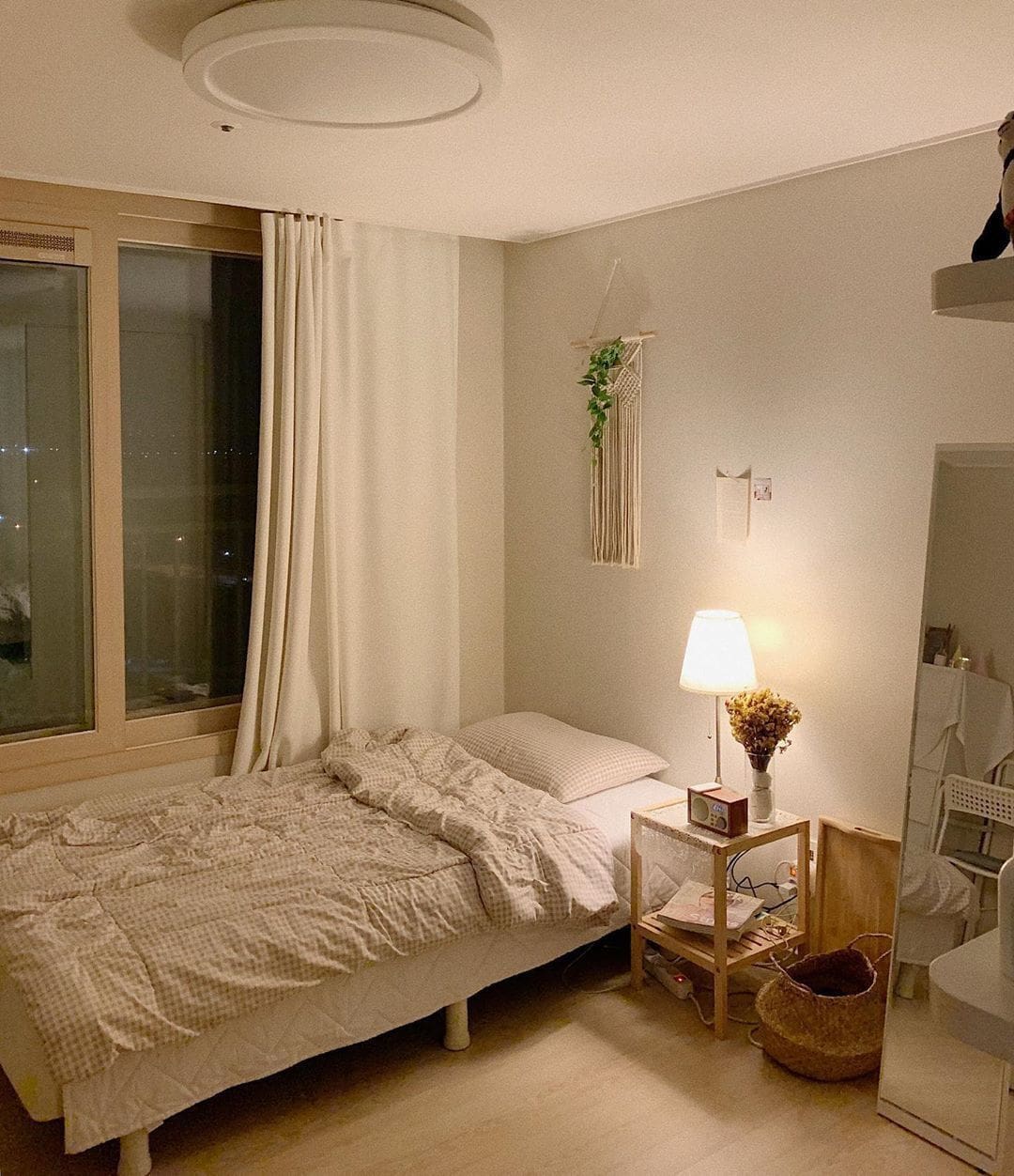 Mẫu phòng ngủ nhẹ nhàng với đèn ngủ vàng ấm áp