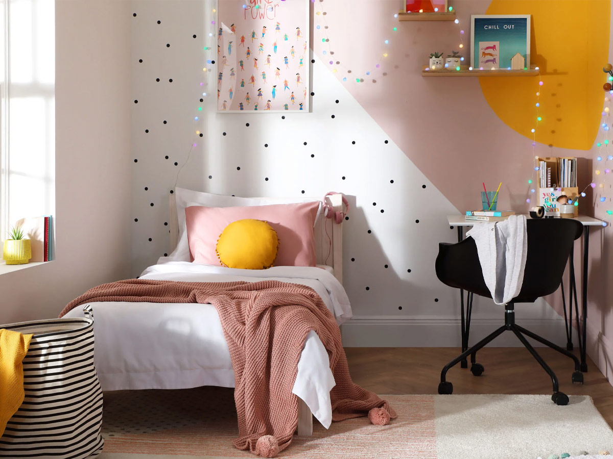 Các bé gái thường yêu thích những chiếc giường êm nhẹ với màu sắc dịu dàng, đáng yêu