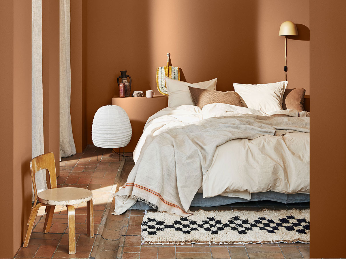 Phòng ngủ vợ chồng gây ấn tượng với tone màu cam nóng, giúp đem lại sự tươi trẻ và nguồn năng lượng tích cực