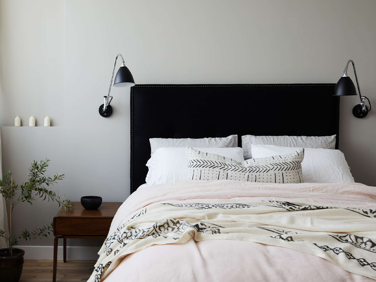 Mẫu trang trí phòng ngủ vợ chồng sử dụng kết hợp giữa gam màu trắng đen vô cùng hài hòa