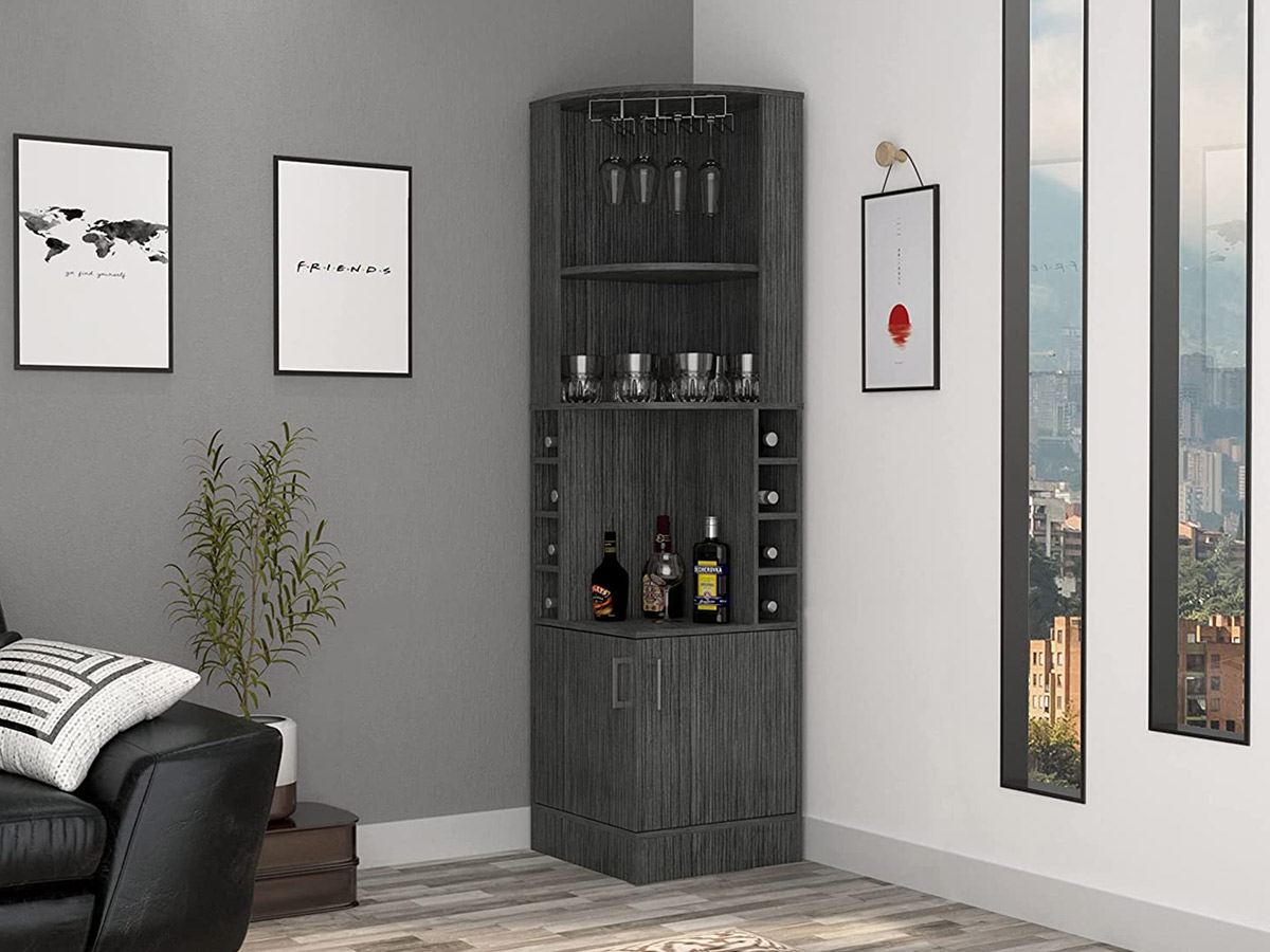 Có thể khắc phục bằng một chiếc tủ kệ lớn đặt ngay khu vực góc tường