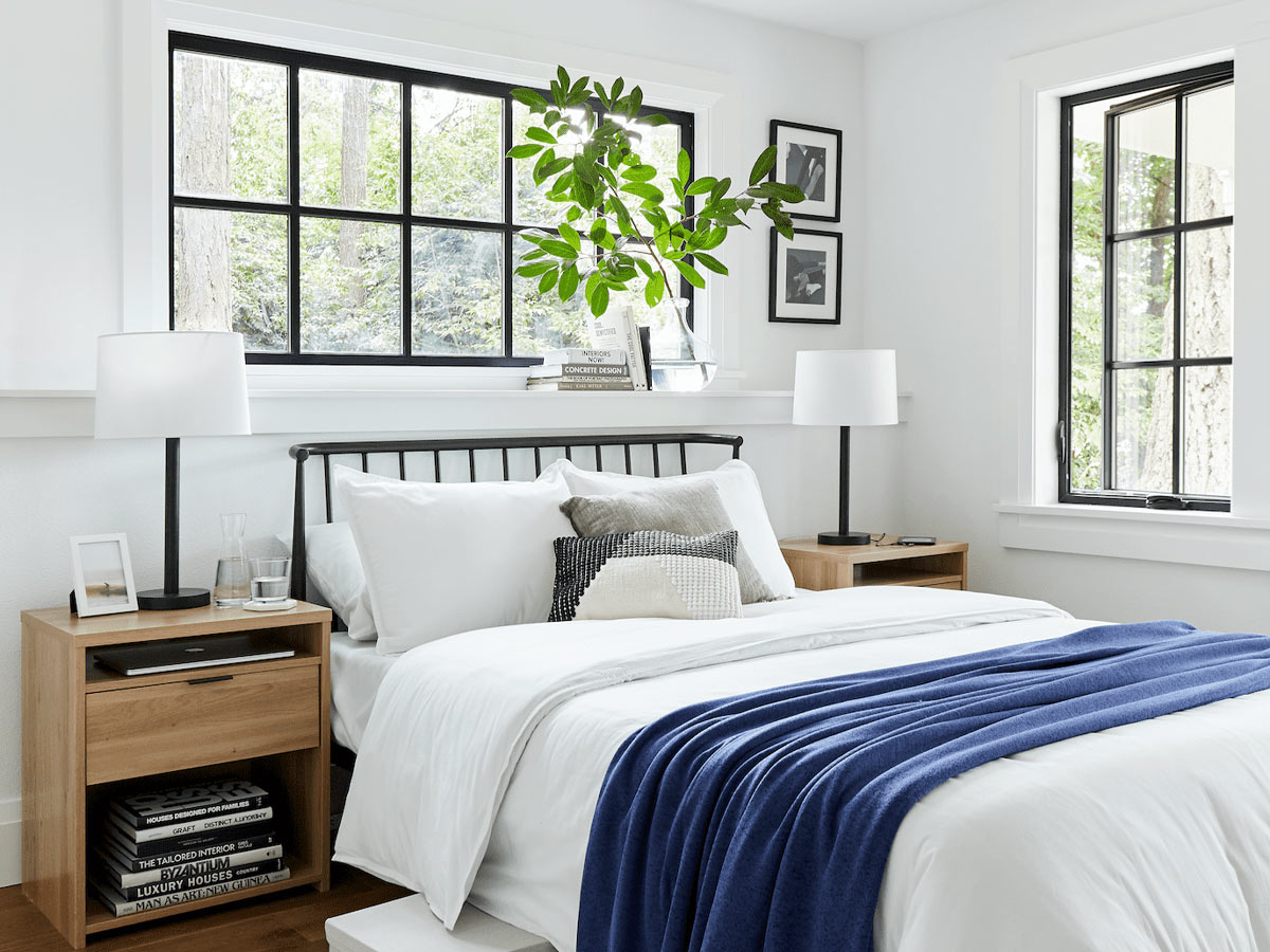 Việc tận dụng vách tường để đóng những chiếc kệ để đồ lên đó là một giải pháp vô cùng hợp lý