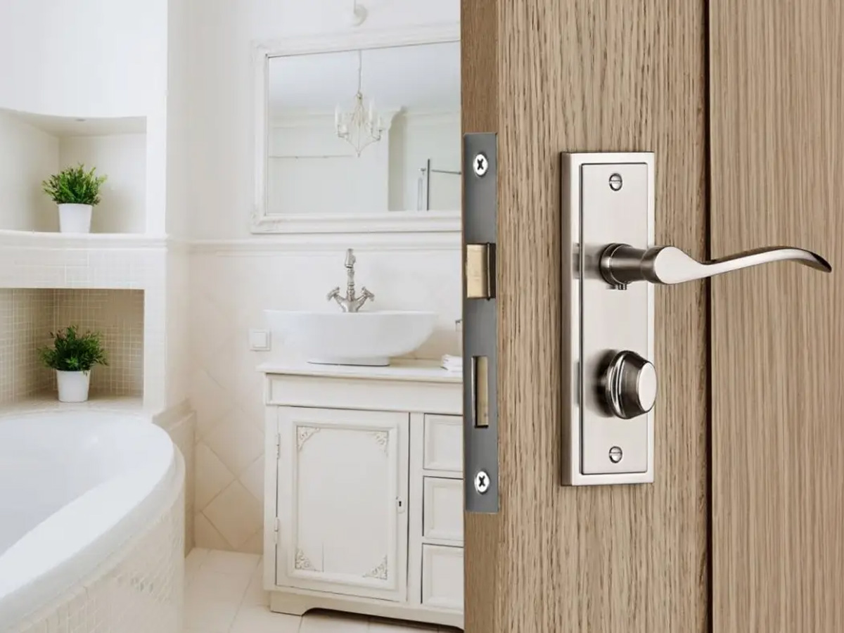 Bố trí cửa phòng ngủ đối diện với cửa nhà vệ sinh thì sẽ tạo điều kiện cho các luồng khí xấu xâm nhập vào phòng