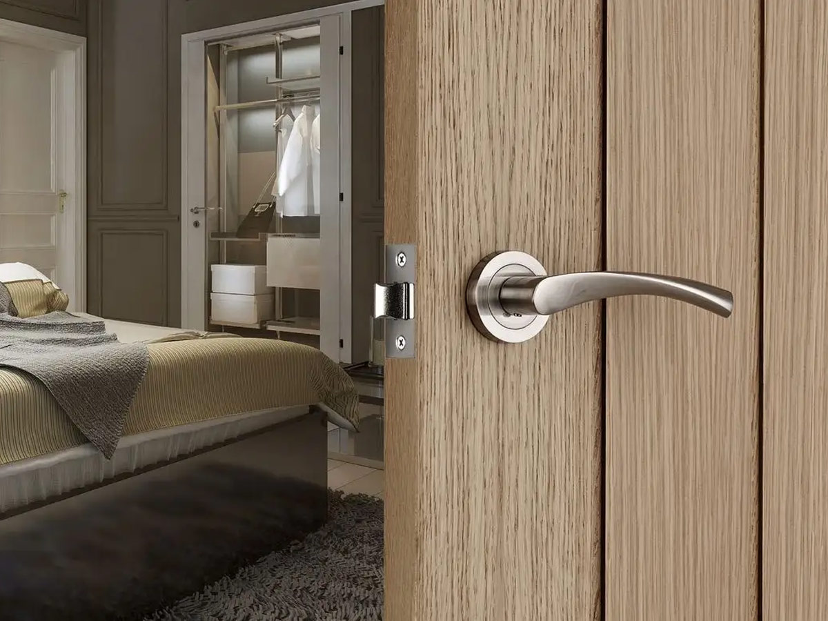 Việc để góc tường nhọn chiếu thẳng vào cửa phòng ngủ được coi là điều kiêng kỵ trầm trọng