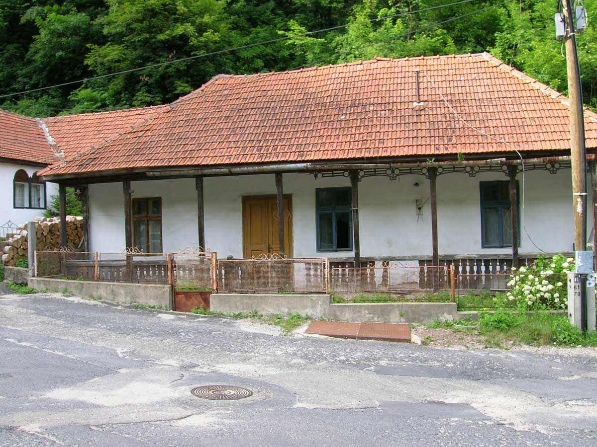 Kiểu nhà bị góc tường hàng xóm hướng vào được xem là nguyên nhân khiến gia đình gặp nhiều tai ương, vận xui