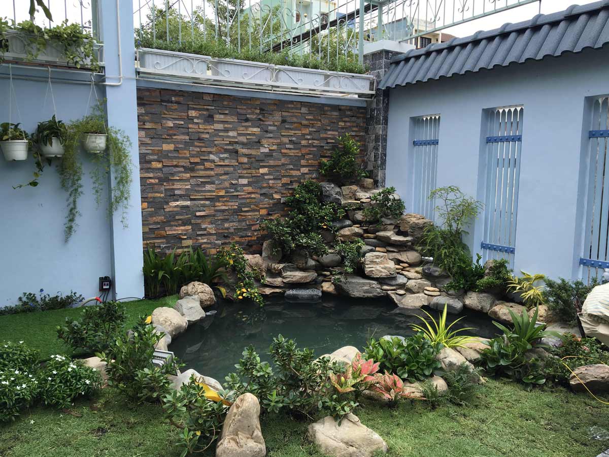 Trang trí nhà bằng cây cối, bể cá, hòn non bộ,... là sự lựa chọn phù hợp với người mệnh Thủy