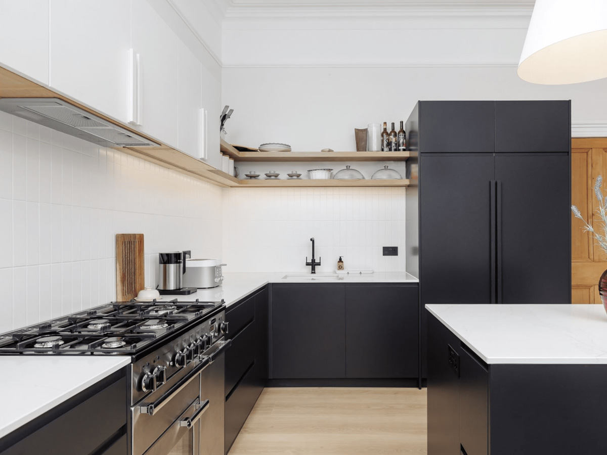 Để hóa giải vấn đề bếp cạnh bồn rửa, hãy thiết kế hai khu vực này với một khoảng cách vừa đủ