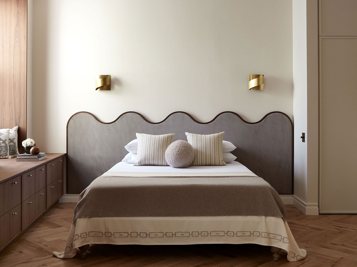 Nên thiết kế một không gian phòng ngủ thoáng đãng với toàn bộ phần nội thất được bố trí, sắp xếp gọn gàng và khoa học