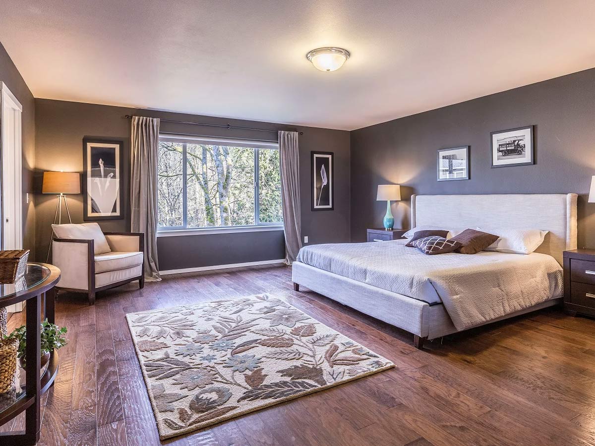 Tranh ảnh, đồng hồ, rèm cửa đều là những món đồ thường xuất hiện trong phòng ngủ