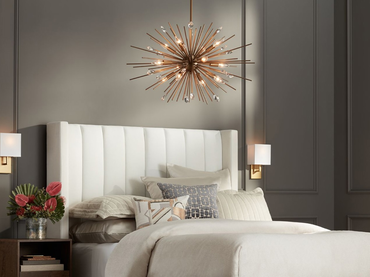 Không kê giường ngủ dưới chùm đèn lớn hoặc thanh xà ngang