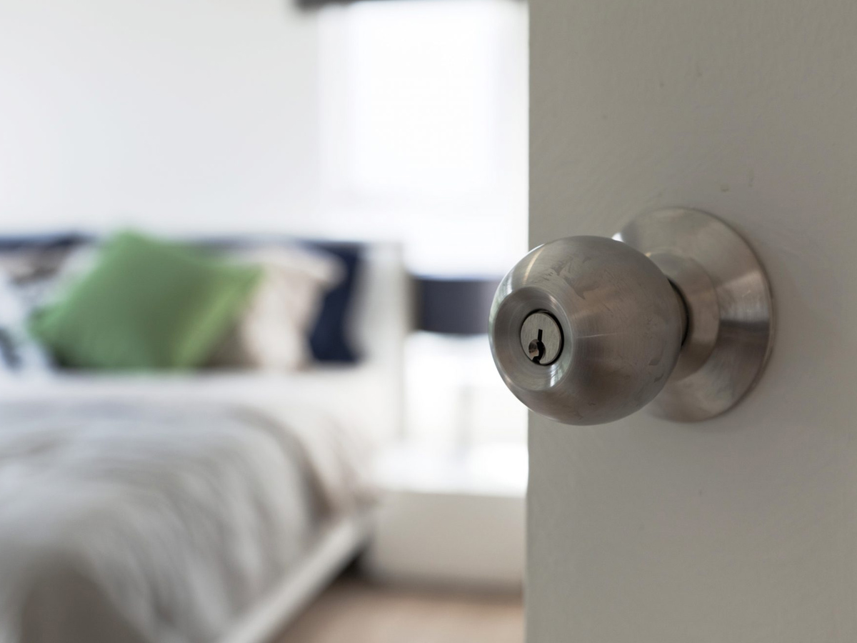 Để đón được tài lộc và thu hút những khí tốt vào trong phòng ngủ của bạn thì nên bố trí hướng cửa phòng ở chiều mở ra