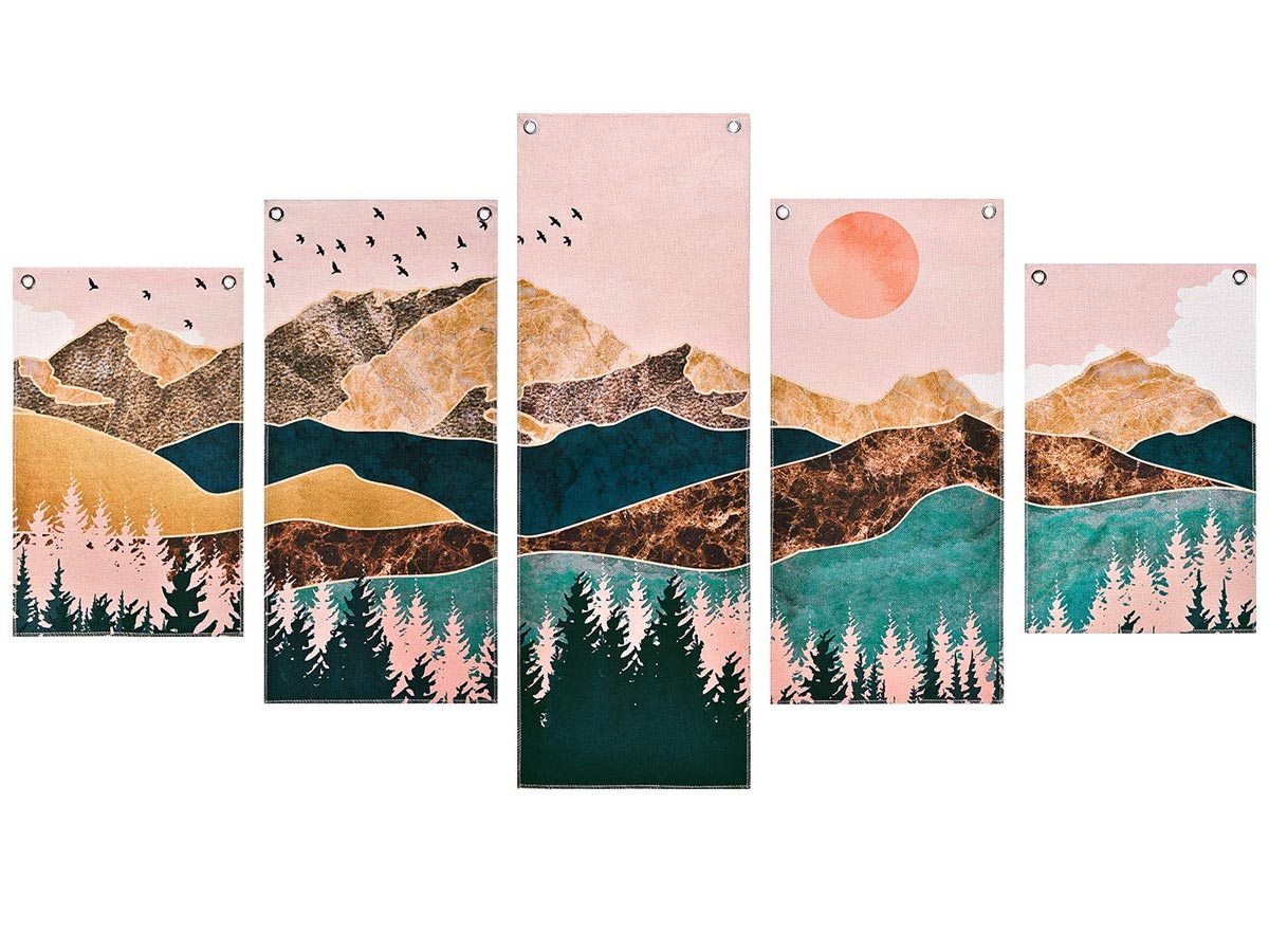 Nên ưu tiên những bức họa với ngọn núi có đỉnh thoải nhằm tạo ra không khí yên bình, êm ả