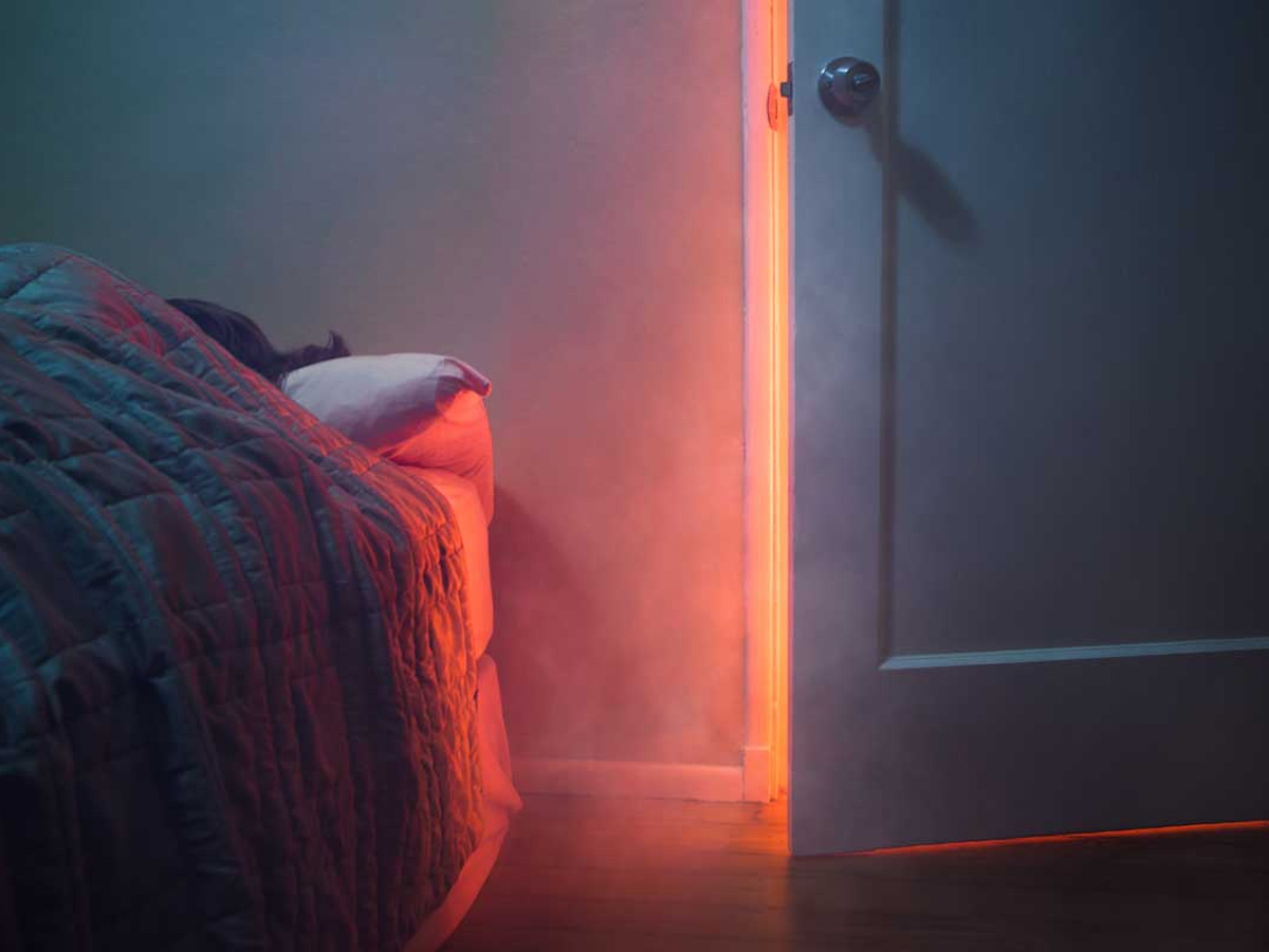 Tránh kê giường ở vị trí hướng ra cửa chính và cửa sổ