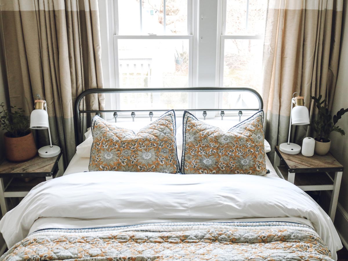 Đầu giường ngủ cũng không đặt ngay phía dưới cửa sổ