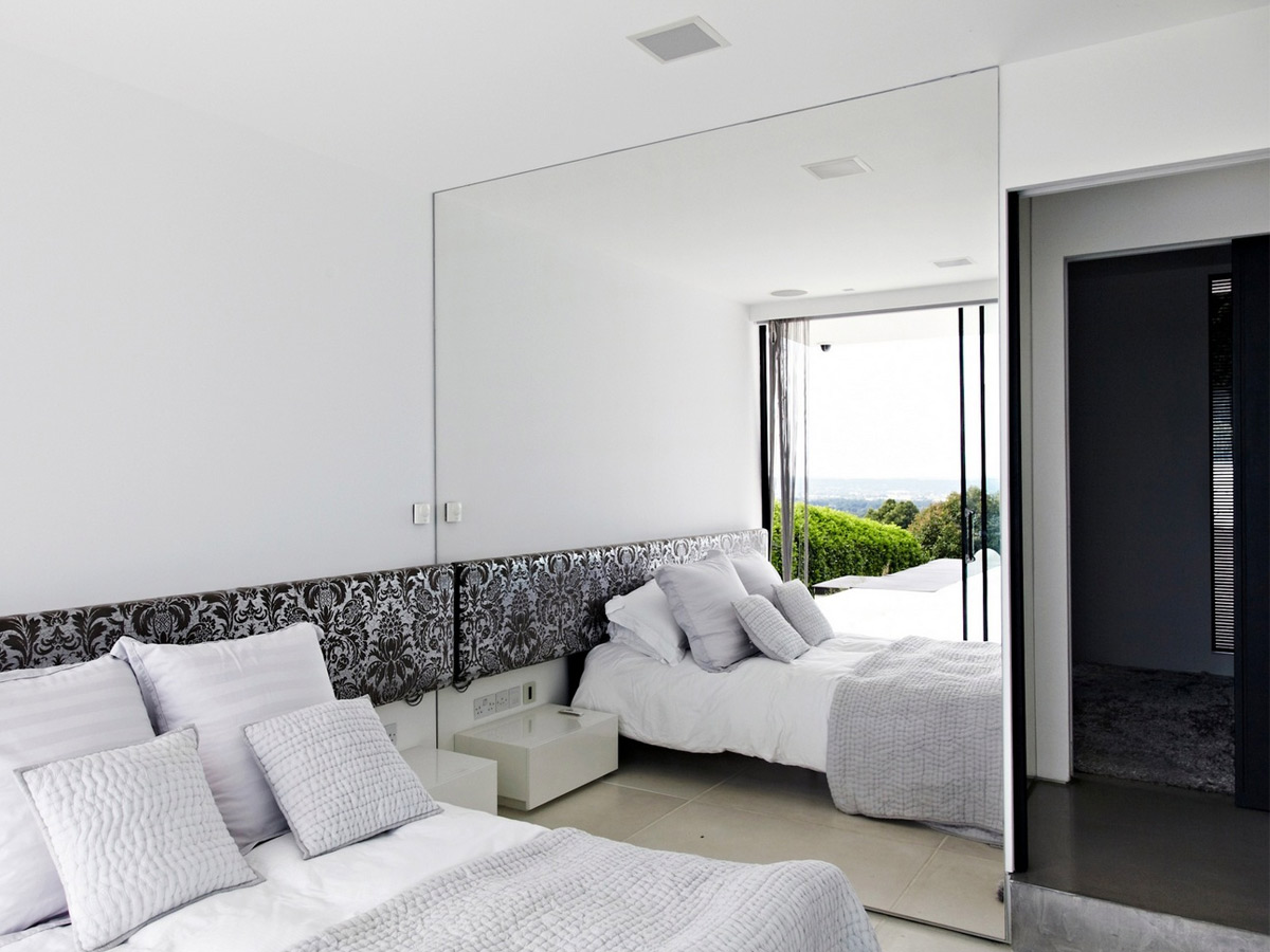 Gương được xem như vật phản chiếu ma, quỷ hay sát khí