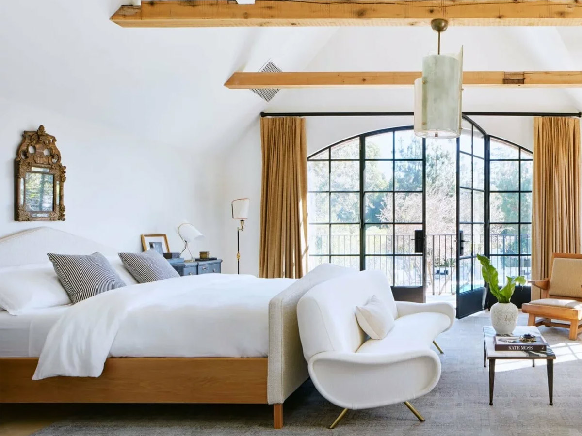 Đặt giường ngủ dưới thanh xà ngang sẽ khiến người nằm ngủ luôn cảm thấy bị đè nén, khó thở