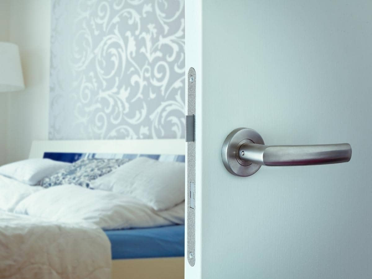 Không bố trí giường hướng thẳng cửa ra vào