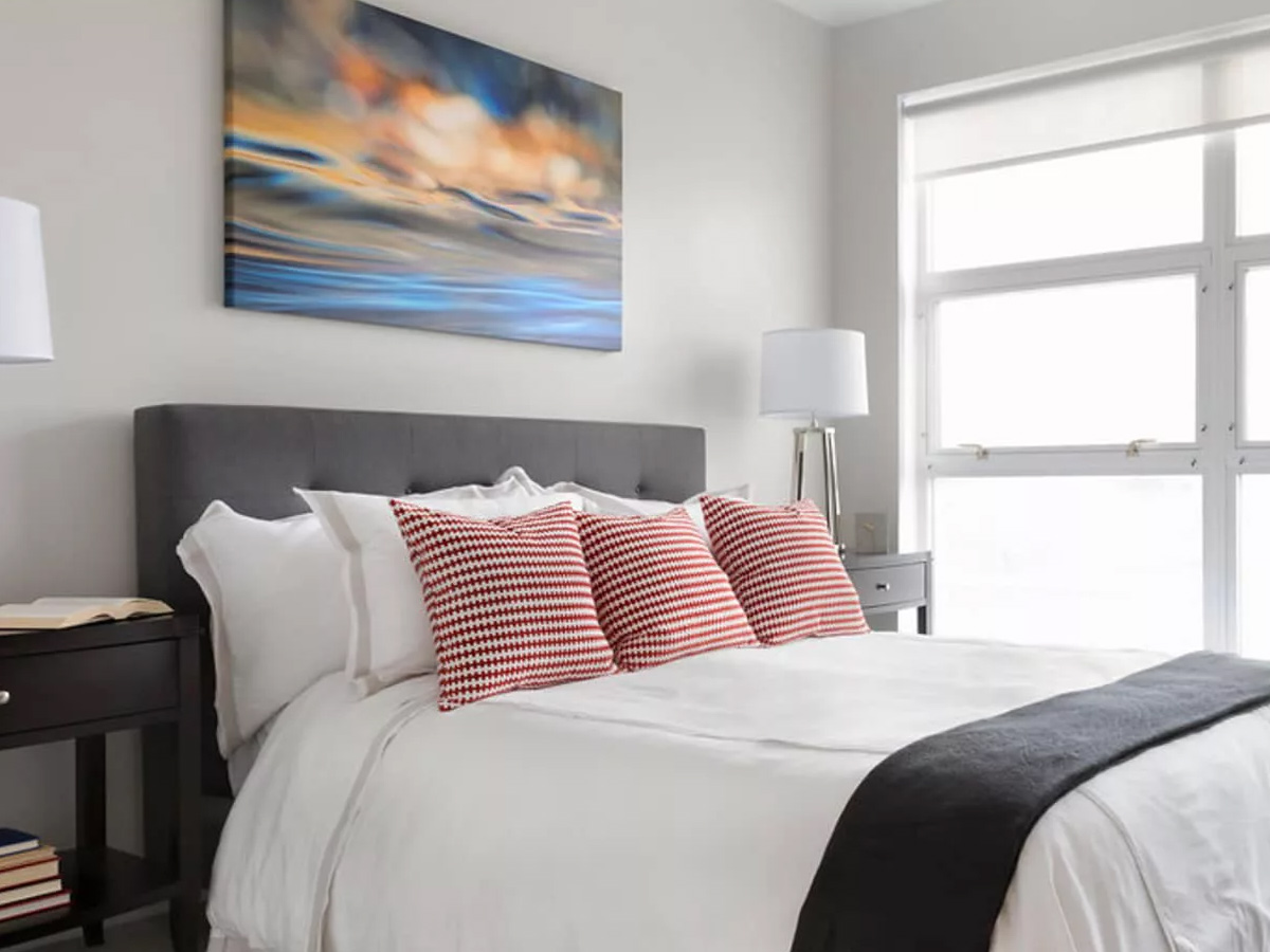 Khi treo ảnh trong phòng ngủ theo phong thủy, mọi người thường có xu hướng chọn khu vực đầu giường