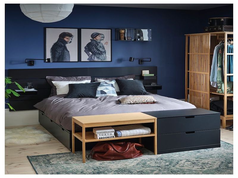 Tranh treo phòng ngủ của các bạn nam có phần ngầu và tối màu