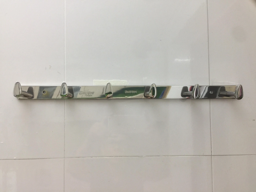 Bức tường hành lang ngay lối vào cạnh cửa trước chính là vị trí phù hợp nhất để bạn lắp đặt móc treo quần áo Inox