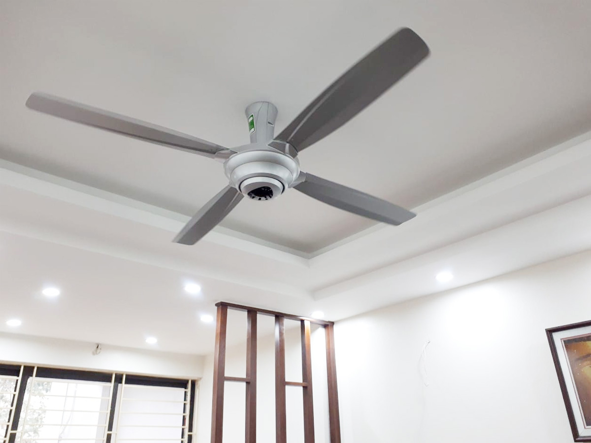Màu xám bạc hiện đại của quạt trần Panasonic 4 cánh