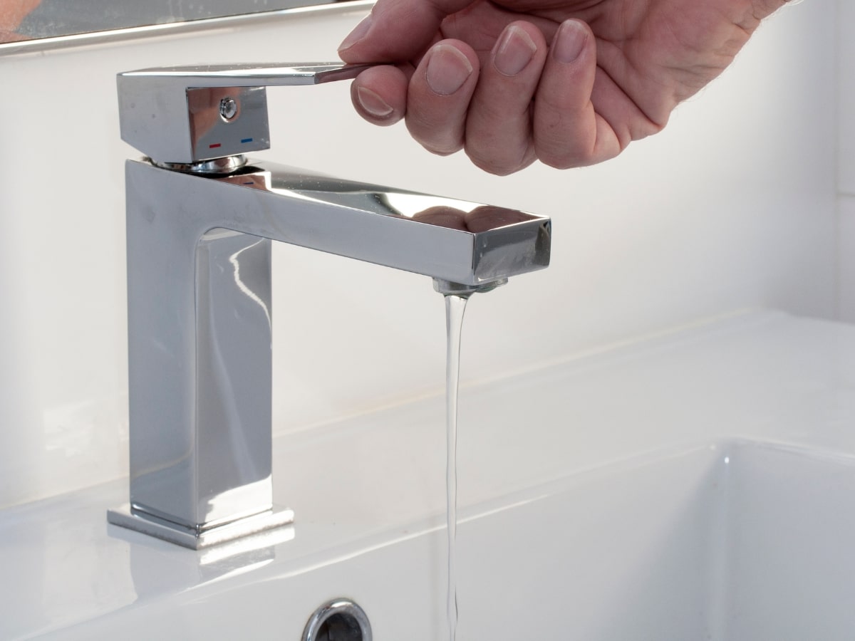 Vòi nước nóng lạnh dành cho Lavabo (bồn rửa mặt) chủ yếu được sử dụng trong không gian nhà vệ sinh hoặc phòng tắm