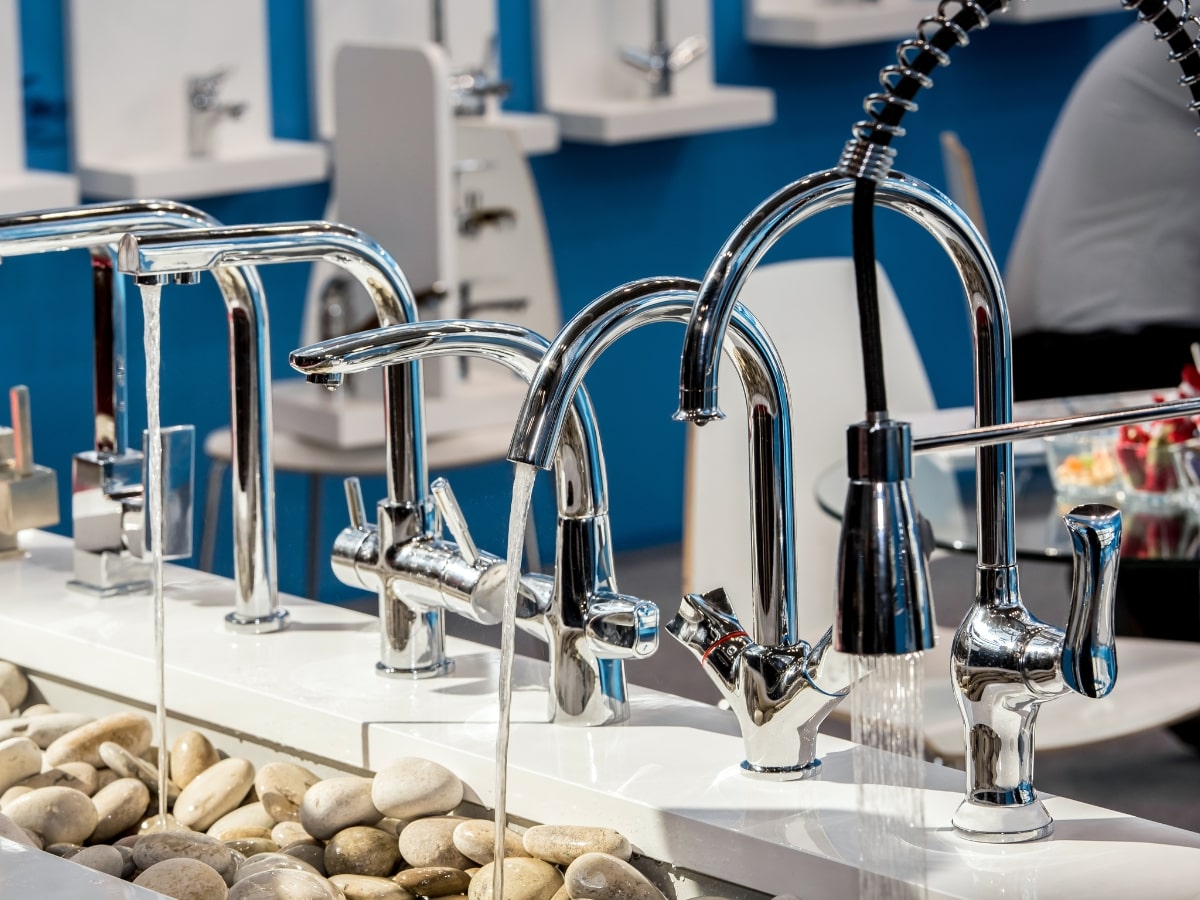 Vòi nước nóng lạnh gật gù là dòng vòi trang bị tính năng điều khiển nhiệt độ và tốc độ dòng nước