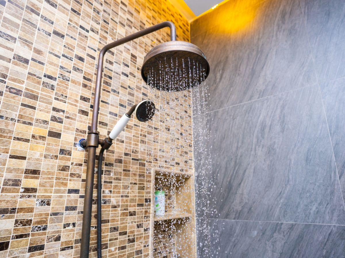 Vòi nước nóng lạnh bồn rửa bát thường được lắp đặt trong phòng bếp, nơi nấu nướng